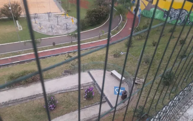Camera condivisa in un quartiere vicino al centro.
