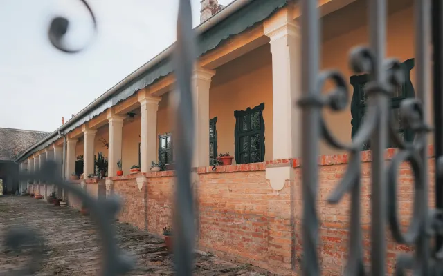 Casa tradicional imersa numa multidão de plantas