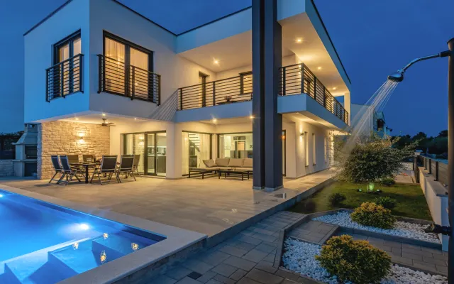 Villa Olivia mit beheiztem Pool und Jacuzzi nur 30 m vom Meer entfernt