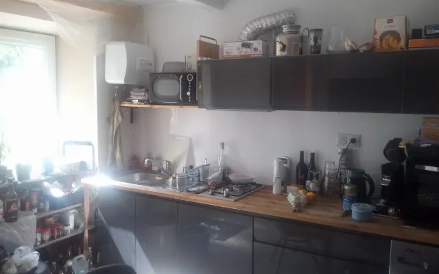 Casa pequeña y tranquila en el campo. sofá cama.