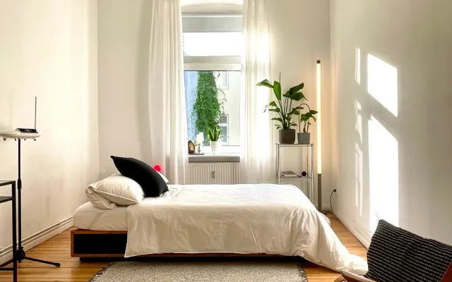 Helles und geräumiges Zimmer bei Eric's Place im Herzen von Kreuzberg