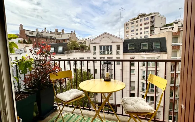 Alesia : 2 pièces confortable par architecte en étage élevé/ balcon