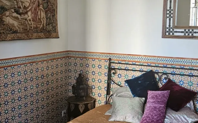 Quarto privado com casa de banho privativa e área de trabalho.