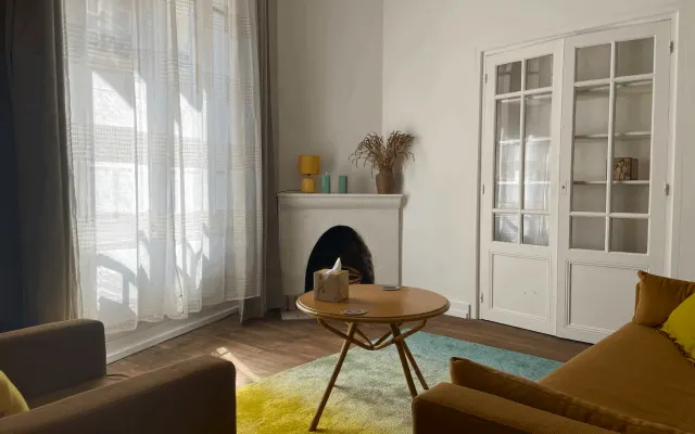 Cute renovated private townhouse in town centre