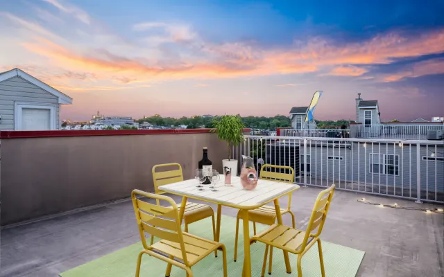 Tropical Oasis w Rooftop Views, Mins to Harbor, Top unit of Townhome