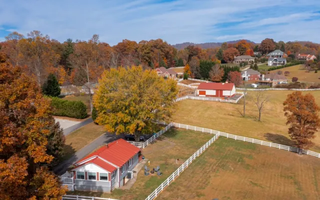 Comfy Dog Friendly Cottage with Large Fenced Yard - No Pet Fees :)