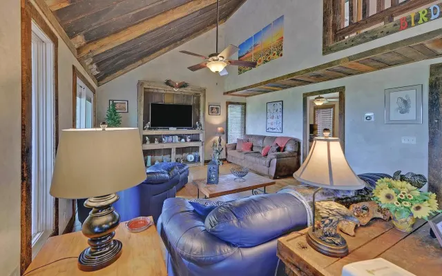 Birds Eye Cabin: Sunset and Starry Retreat