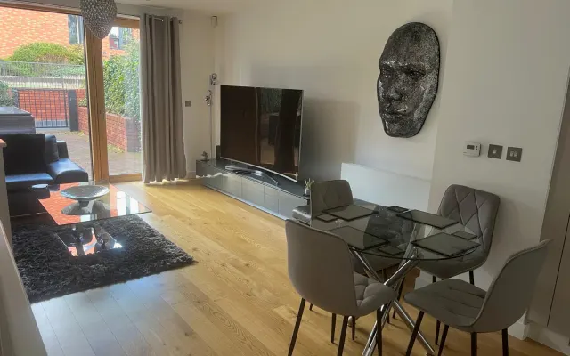 Luxury modern town house with parking. Manchester City Centre