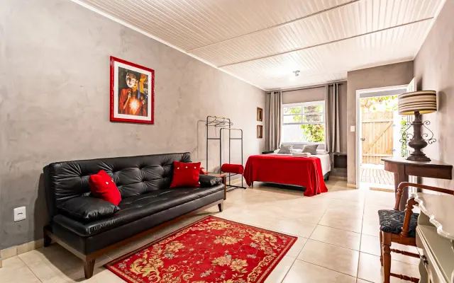 Apartment studio downtown Lagoa with AC, wifi, private kitchen and WC