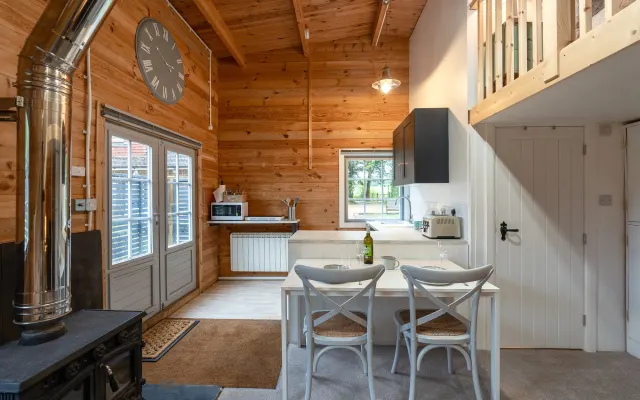 Walliswood Lodge-Nouvellement converti, rural, poêle à bois...