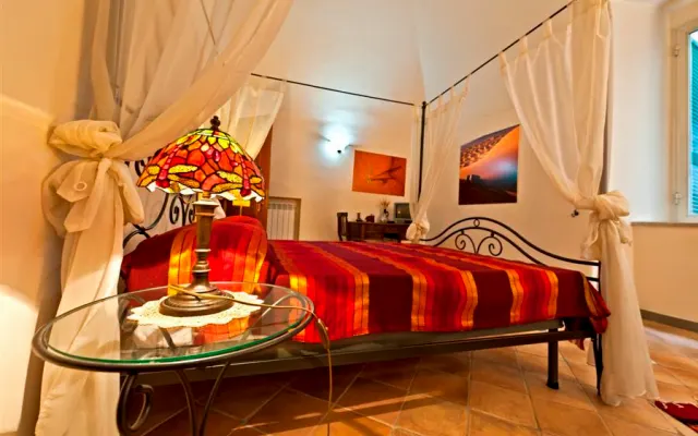 CHAMBRE DE CHARME DU GRAND EST au coeur de NAPLES - exemplaire 01