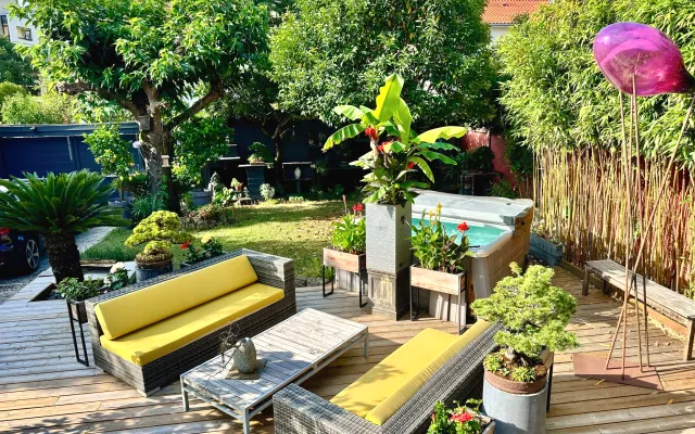 QUARTO NUMA CASA COM JARDIM SAUNA & JACUZZI
