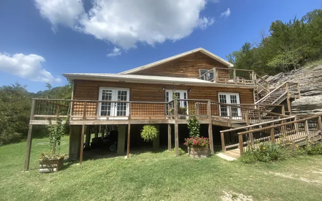 Secluded Modern Cabin *Minutes from Beaver Lake & Eureka Springs*