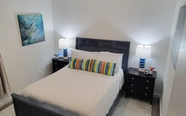 Cozy room close to Downtown, Beach, and airport.