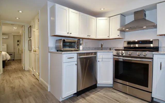 The Hill Gem: Stylish Apartment