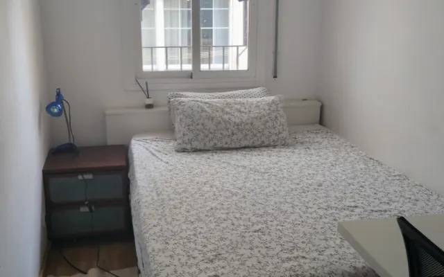 1 Double room up to 2 friends, 5' from Sagrada Familia