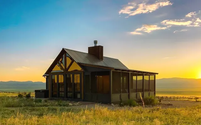 Escápese a una moderna cabaña con impresionantes vistas a la montaña