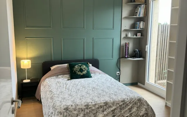 Green room and bathroom near Paris Centre
