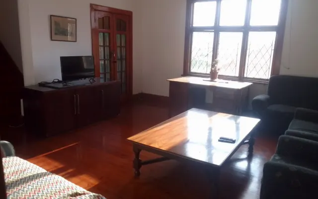 Quarto grande, perto de sítios fantásticos... praias não muito longe...