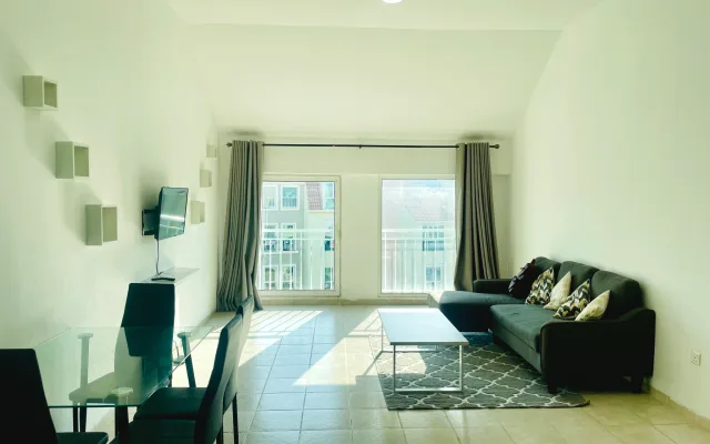 Spacious 1 Bed Room by Metro, 10 min to Marina