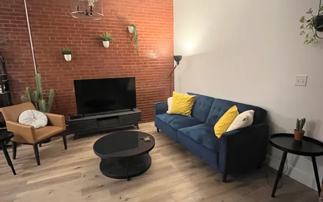 Schicker, gemütlicher Raum in einem modernen urbanen Loft