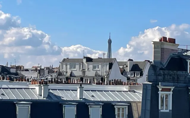 Großes Zimmer mit Aussicht in Schwulen-WG