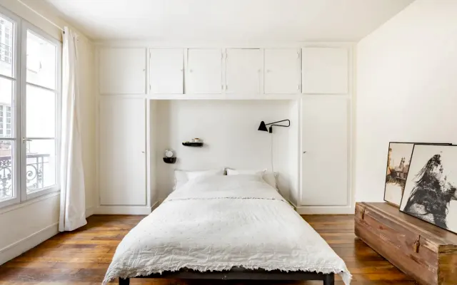 Bedroom on an island in the center of Paris. Near le marais.