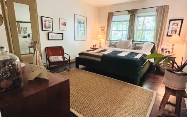 Apartamento amplio y bien situado con baño privado