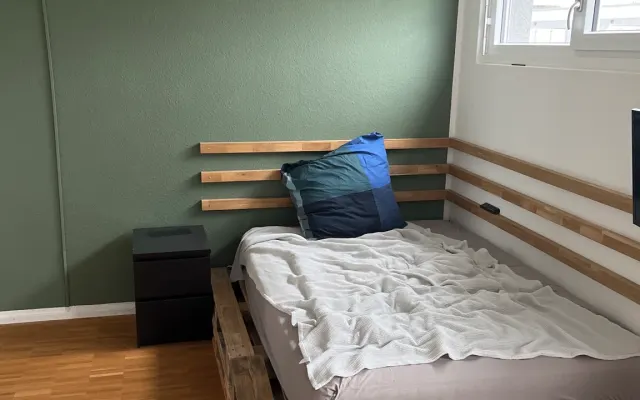 Geräumiges Zimmer im obersten Stockwerk mit Zugang zur Dachterrasse.