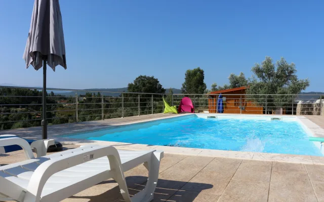 Casa de hóspedes, super calma com piscina.