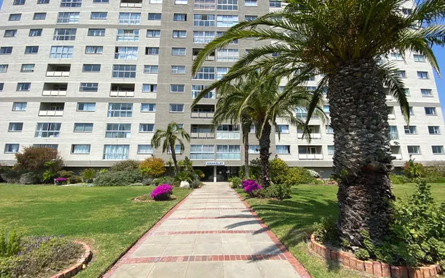 Se alquila habitación en apartamento, a poca distancia de la playa.