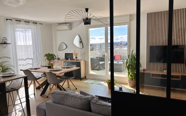 Bright top floor with large terrace