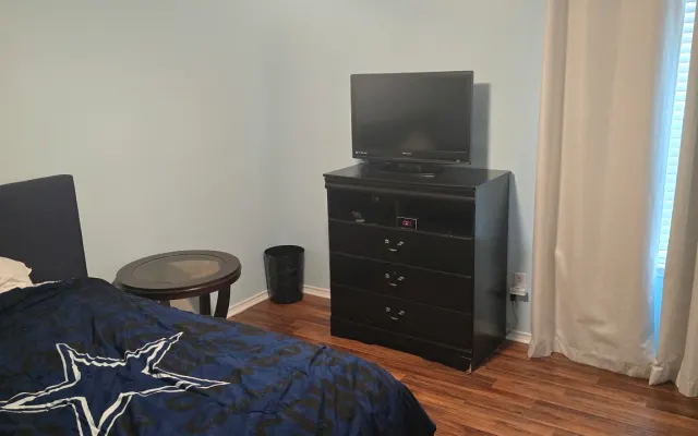 Camera da letto privata nel sud-est di Austin.