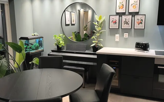 Apartamento acolhedor no centro da cidade com varanda e ambiente calmo