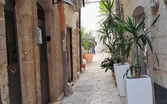 Ein Innenhof auf den Dächern von Bari