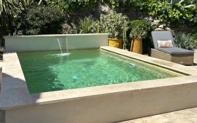 Alojamento e pequeno-almoço com piscina e estacionamento