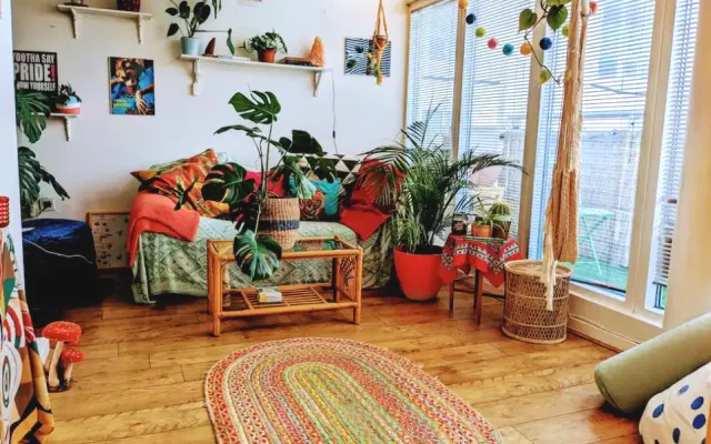 Colorida habitación con baño en un ático bohemio en los muelles.