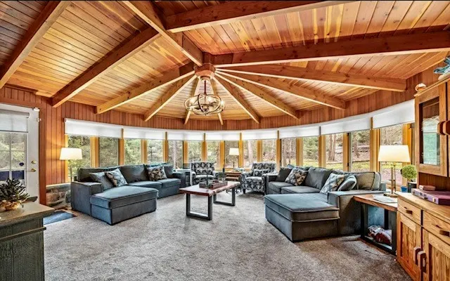¡Impresionante casa de montaña única en Lake Harmony!