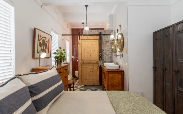 Stunning Apartment, steps away from Sea Point Promenade. Location!!!