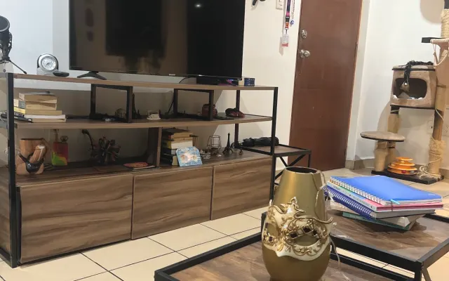 Habitación súper ubicada, enfrente está La Condesa, metrobús y metro