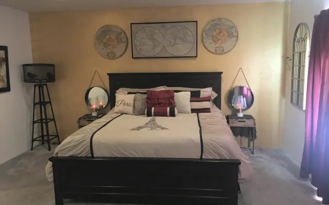 Amplio dormitorio principal en una mansión