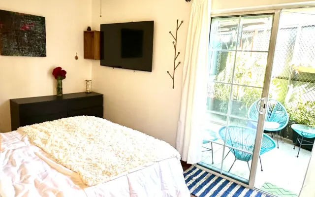 Pet Friendly Silverlake Studio with Outdoor Oasis