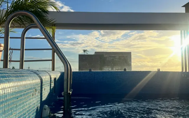 Bela PENTHOUSE junto ao mar com terraço e piscina privada