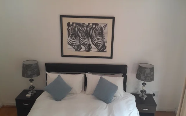 Camera Zebra. Letto matrimoniale. Vista sul giardino.
