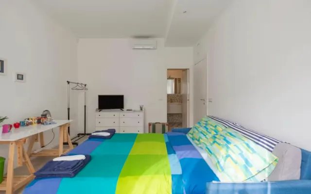 Espace lumineux entre les palais baroques romains