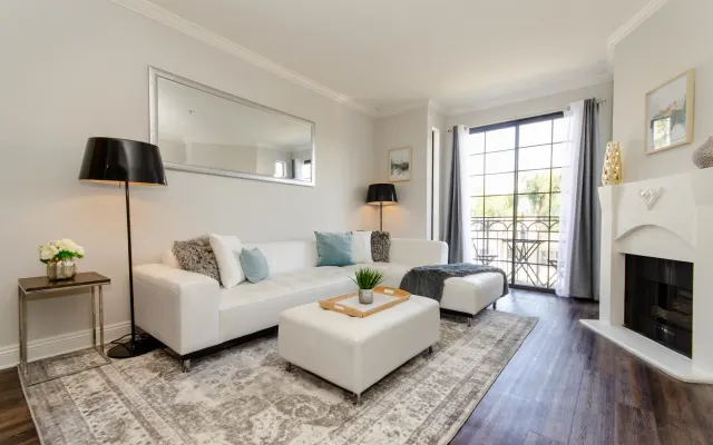 Designer Chic 2-Schlafzimmer mit Balkon in der Nähe von Cedars Sinai