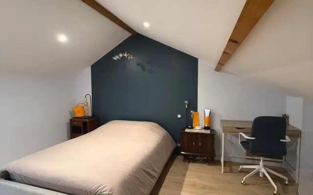 Privates Zimmer mit eigenem Bad und Bürobereich