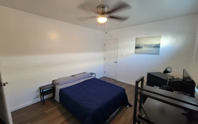 Private room with private entrance and bathroom in downtown Long Beach