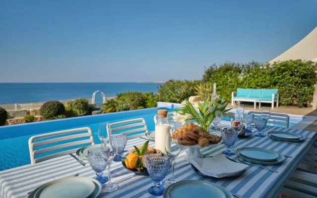 Luxuriöse Beachfront Villa mit atemberaubenden Sonnenuntergängen und...