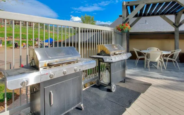 True Ski-in Ski-Out Luxury 3bd with huge views